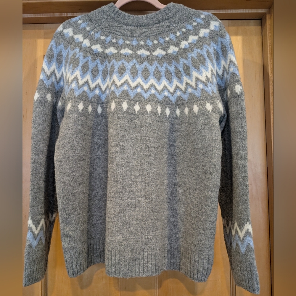 Cozy Gray Patterned Women's Sweater - Picture 6 of 7